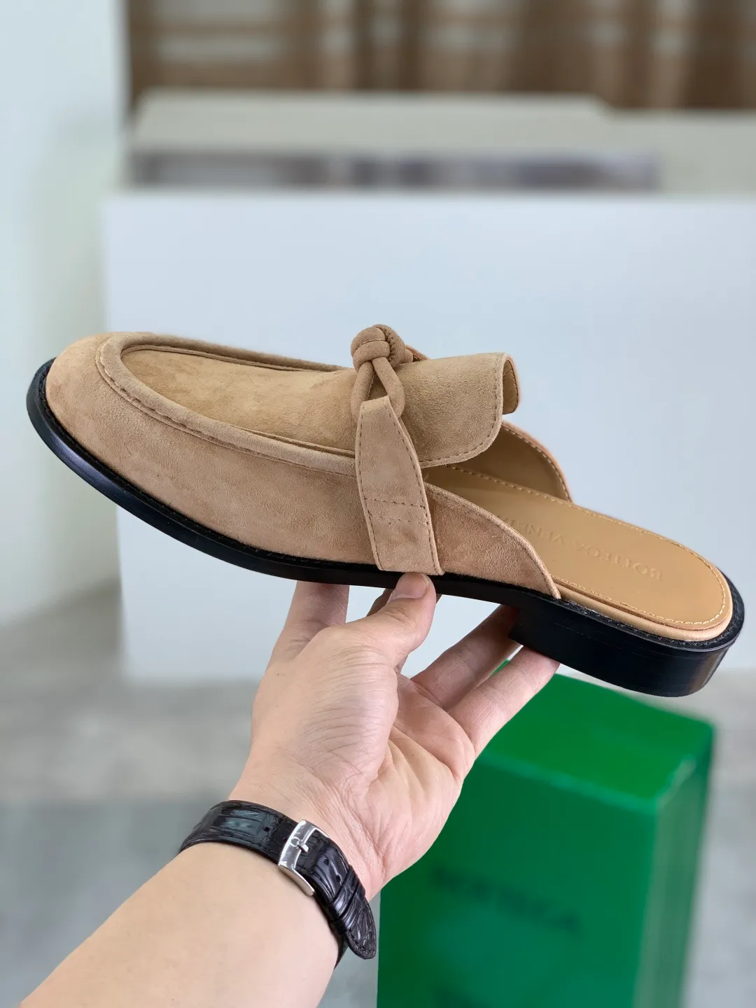 Men's shoes 💰P800 [New model] (genuine leather outsole) water-dyed cow lining 💰High-quality business couple half-slip leather shoes 💎💎💎 BOTTEGA VENETA official website synchronizes the latest top version of BV in the market, accepts material comparison, shoe type comparison, process comparison, practical and textured, versatile and suitable for any occasion, the more you look at it, the more flavorful it becomes. Purely hand-knitted craftsmanship - Upper material, calfskin imported from Italy 🇮🇹 - High-quality water-dyed cowhide lining - Original private model customized leather outsole -Size: Female 35-39 (40 ordered) Male 39-44 (38 45 can be customized) Color: Multiple colors available